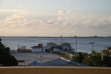 هتل Coastalbay 2 & Golf Cart Rental