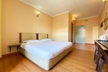 فندق Oyo 90169 The Grand  2