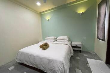 هتل Courtyard Guesthouse