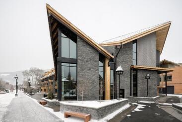 Peaks Hotel And Suites