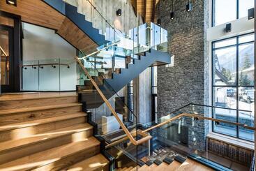 Peaks Hotel And Suites