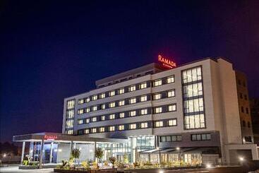 هتل Ramada By Wyndham Izmir Aliaga