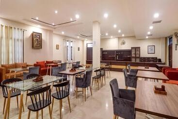 هتل Super Capital O Divira Inn