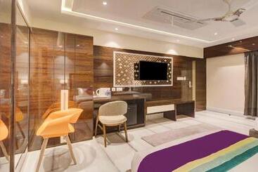 Отель Treebo Premium Tahoora International