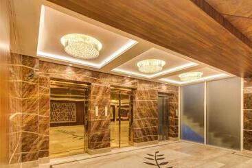 Отель Treebo Premium Tahoora International