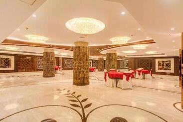 Отель Treebo Premium Tahoora International