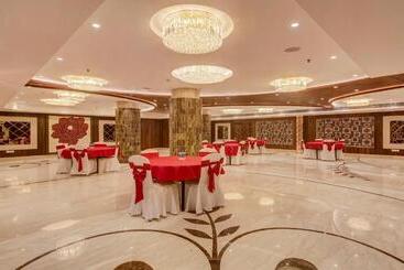 Отель Treebo Premium Tahoora International