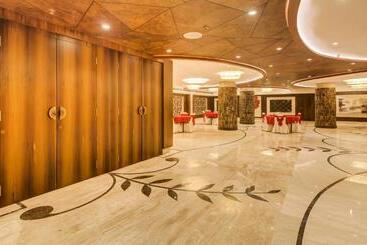 Отель Treebo Premium Tahoora International