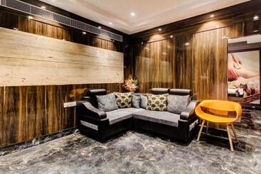 Отель Treebo Premium Tahoora International