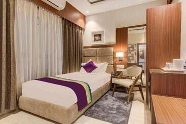 Отель Treebo Premium Tahoora International