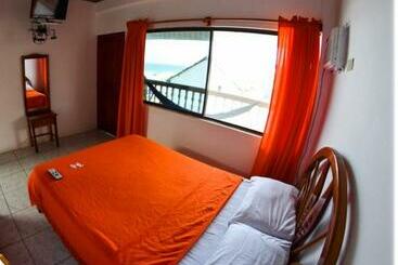 هتل Charo´s Hostal