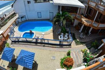 هتل Charo´s Hostal