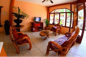 هتل Charo´s Hostal