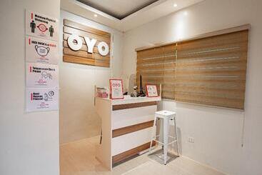 בית מלון כפרי Oyo 605 The Quarters