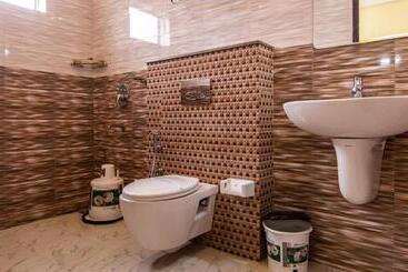 هتل Woodside Residency