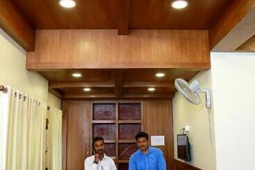 هتل Woodside Residency