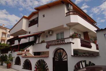 پانسیون Guest House Rosa