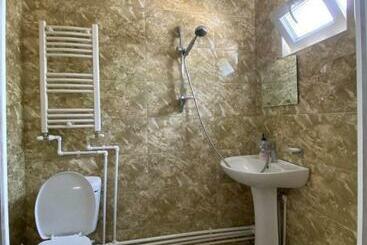 پانسیون Nino's Guest House