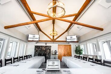 هتل Basecamp Lodge Canmore
