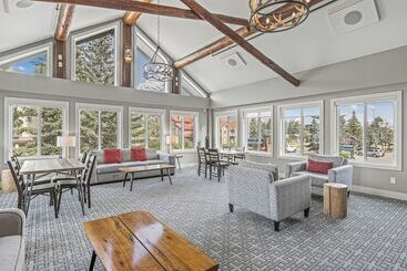 هتل Basecamp Lodge Canmore