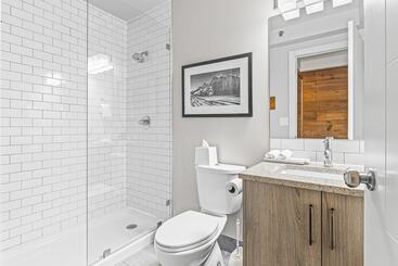 هتل Basecamp Lodge Canmore