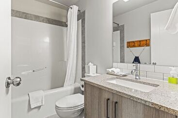 هتل Basecamp Lodge Canmore