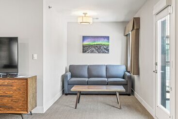 هتل Basecamp Lodge Canmore