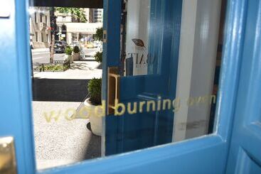 هتل Best Western Plus Hospitality House Suites
