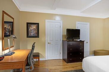 هتل Best Western Plus Hospitality House Suites