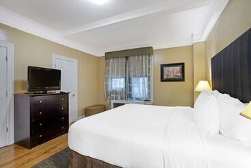 هتل Best Western Plus Hospitality House Suites