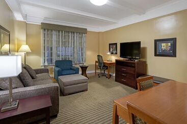 هتل Best Western Plus Hospitality House Suites
