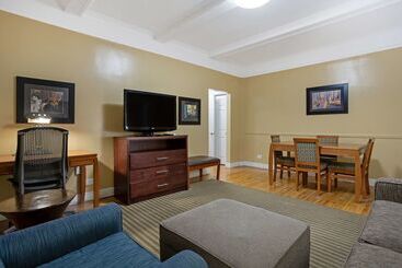 هتل Best Western Plus Hospitality House Suites