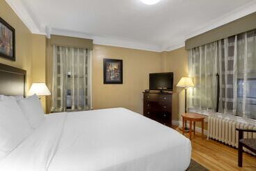 هتل Best Western Plus Hospitality House Suites