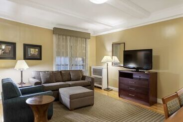 هتل Best Western Plus Hospitality House Suites