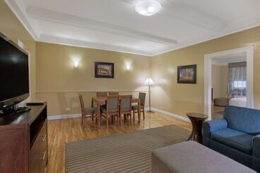 هتل Best Western Plus Hospitality House Suites
