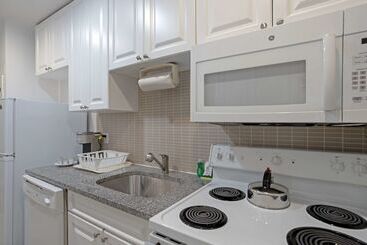 هتل Best Western Plus Hospitality House Suites