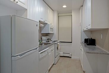 هتل Best Western Plus Hospitality House Suites