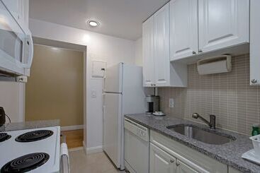 هتل Best Western Plus Hospitality House Suites