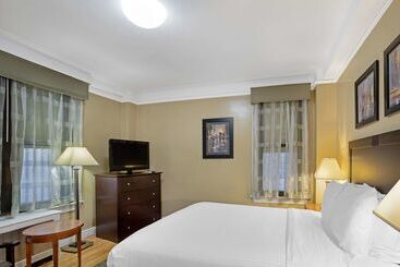 هتل Best Western Plus Hospitality House Suites