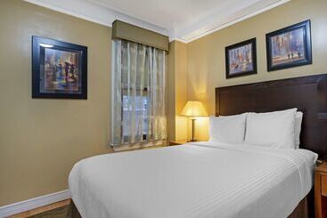 هتل Best Western Plus Hospitality House Suites