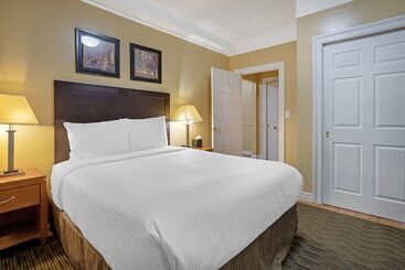 هتل Best Western Plus Hospitality House Suites