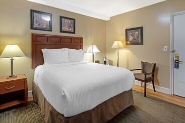 هتل Best Western Plus Hospitality House Suites