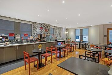 هتل Best Western Plus Hospitality House Suites
