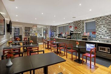 هتل Best Western Plus Hospitality House Suites