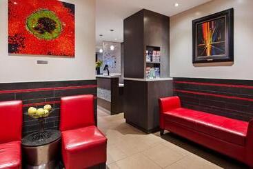 هتل Best Western Plus Hospitality House Suites