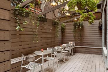 هتل Best Western Plus Hospitality House Suites