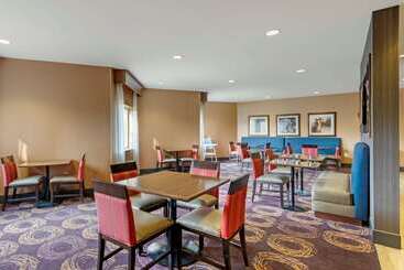 هتل Comfort Inn & Suites Market   Airport