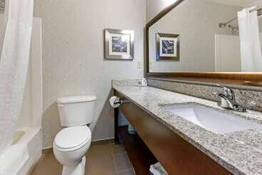 هتل Comfort Inn & Suites Market   Airport