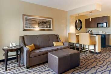 هتل Comfort Inn & Suites Market   Airport