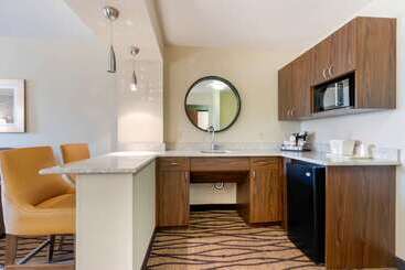 هتل Comfort Inn & Suites Market   Airport